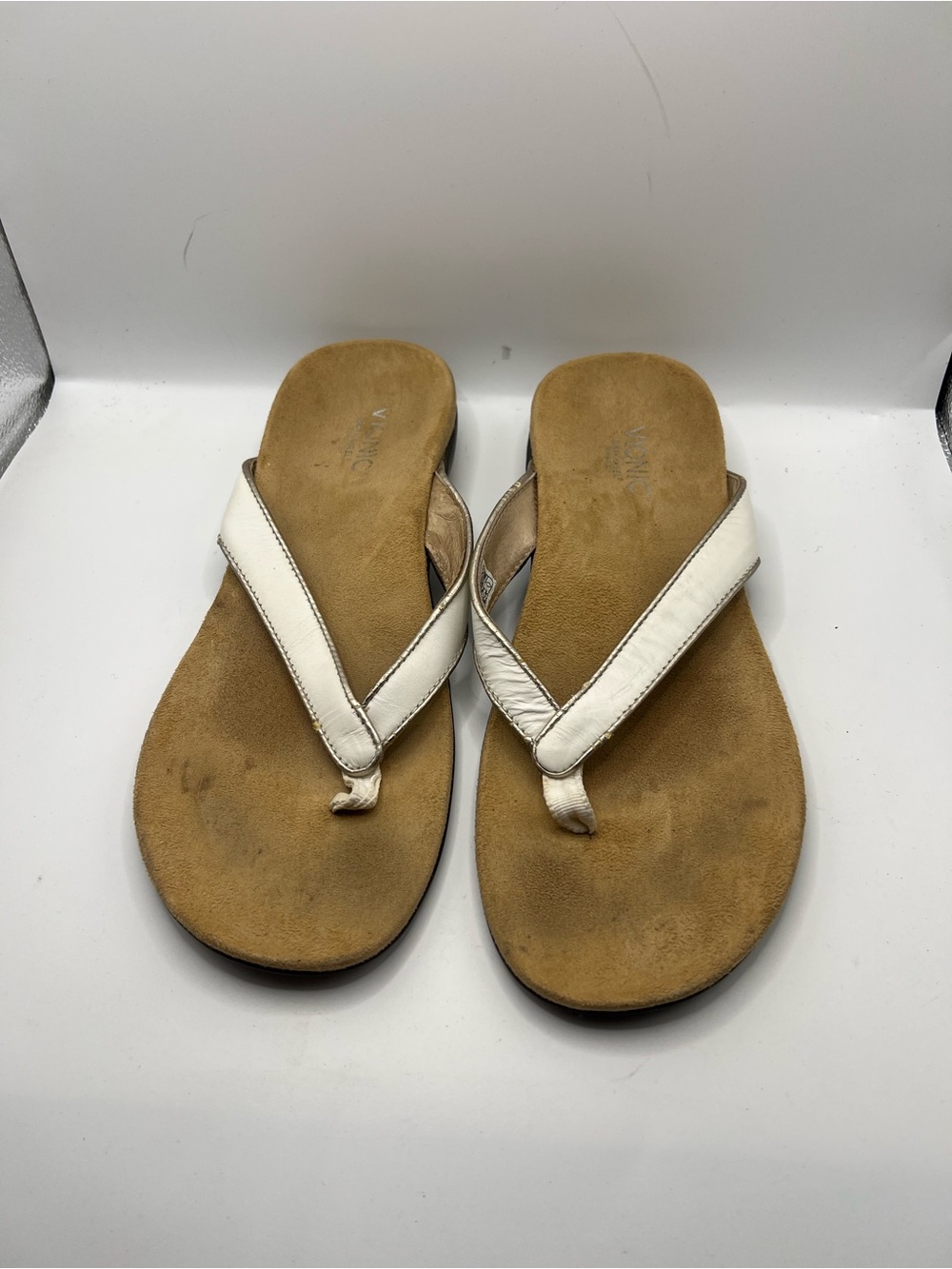 Vionic White Leather Thong Sandals with Tan Footbed